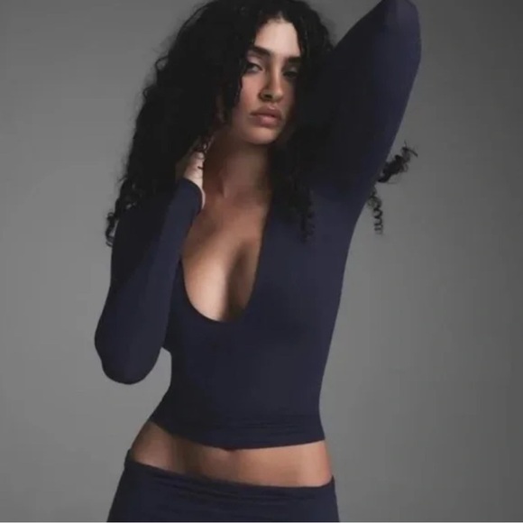 SKIMS Fits Everybody Long Sleeve Plunge Top in Onyx - Picture 1 of 5